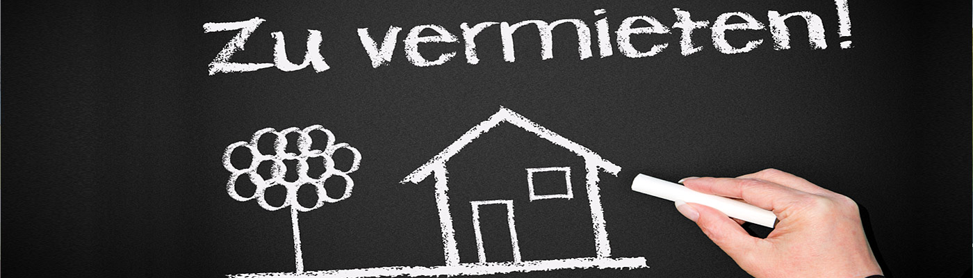 Eine Hand schreibt „Zu vermieten!“ auf eine schwarze Tafel, daneben sind ein Haus und ein Baum skizziert.